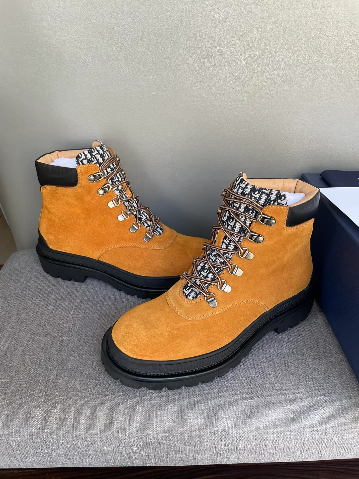 [DIOR] Top P: 1000💰 Number of yards: 39~44 (38.45 custom-made, non-refundable) Dior Dior~ Winter series, original 1:1 development Casual men's leather shoes Heavy investment, shoes and boots are made of imported cowhide + imported Dior special fabric Not easy to deform black cowhide lining Dior large hardware inlay Original TPU vacuum outsole, black cowhide Black open edge beads Military green suede Black suede Khaki suede leather is crafted by a large factory, and the perfect product is only prepared for you who know your taste! Any comparisons are welcome.